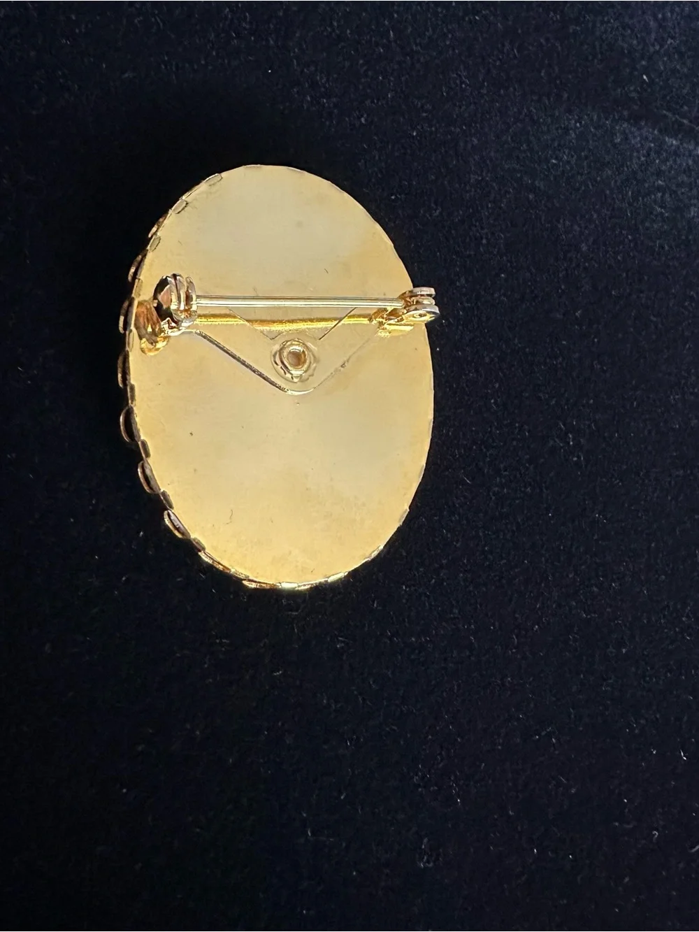 Vintage Floral Oval Brooch in Gold-Tone